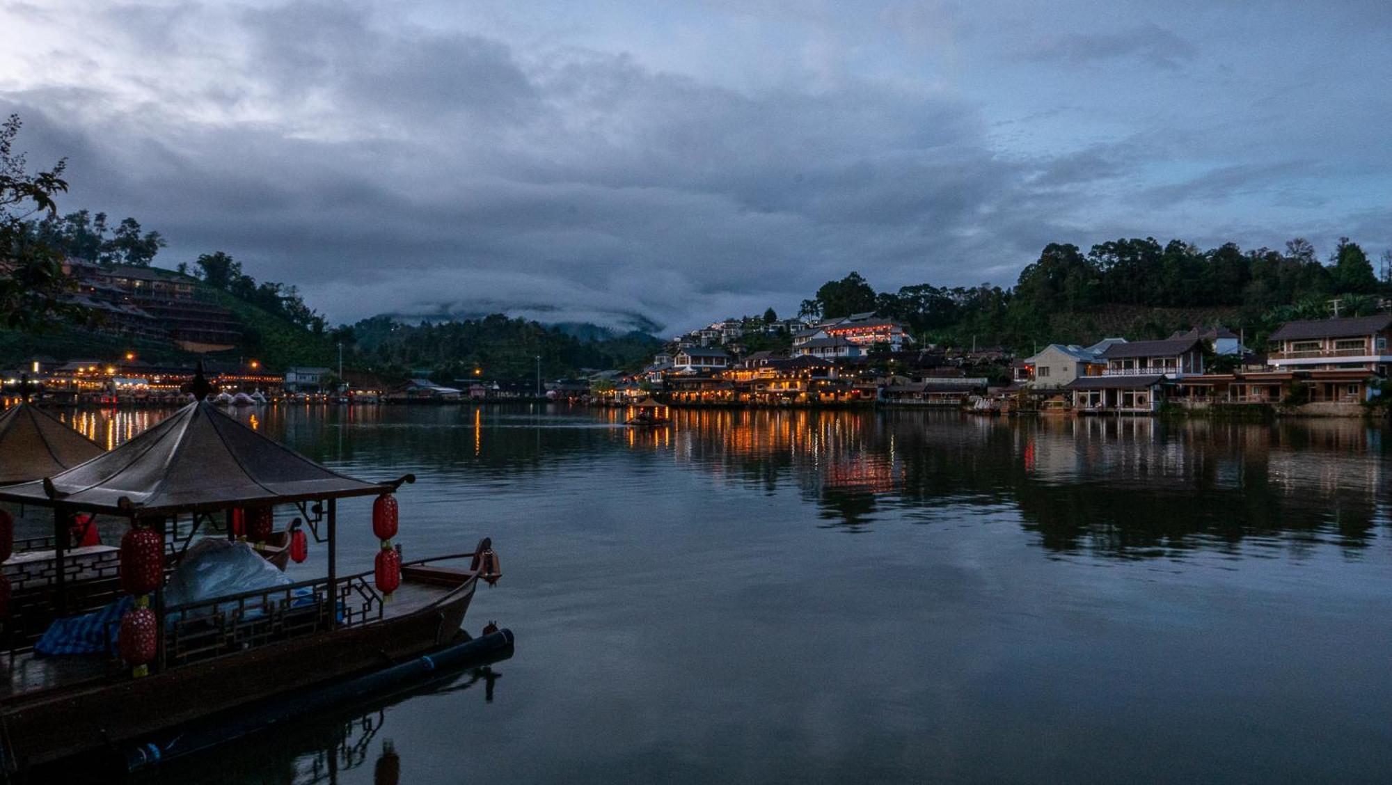 รักไทยโฮมสเตย์ Ban Rak Thai Bagian luar foto